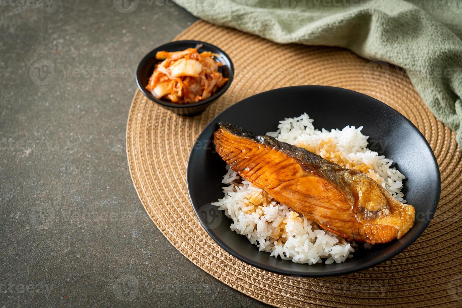 tazón de arroz con salmón a la parrilla con salsa de soja foto