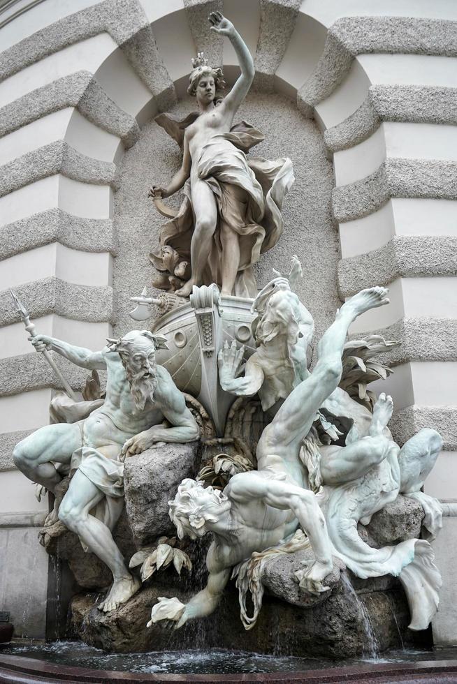 Viena, Austria, 2014. fuente de energía en el mar en el hofburg foto