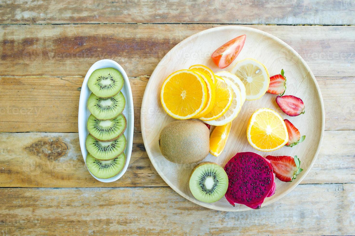 The fruits of health lover Healthy fruit And health care to eat healthy food. To the skin. The fruit is placed in a beautiful table, apple apricot photo