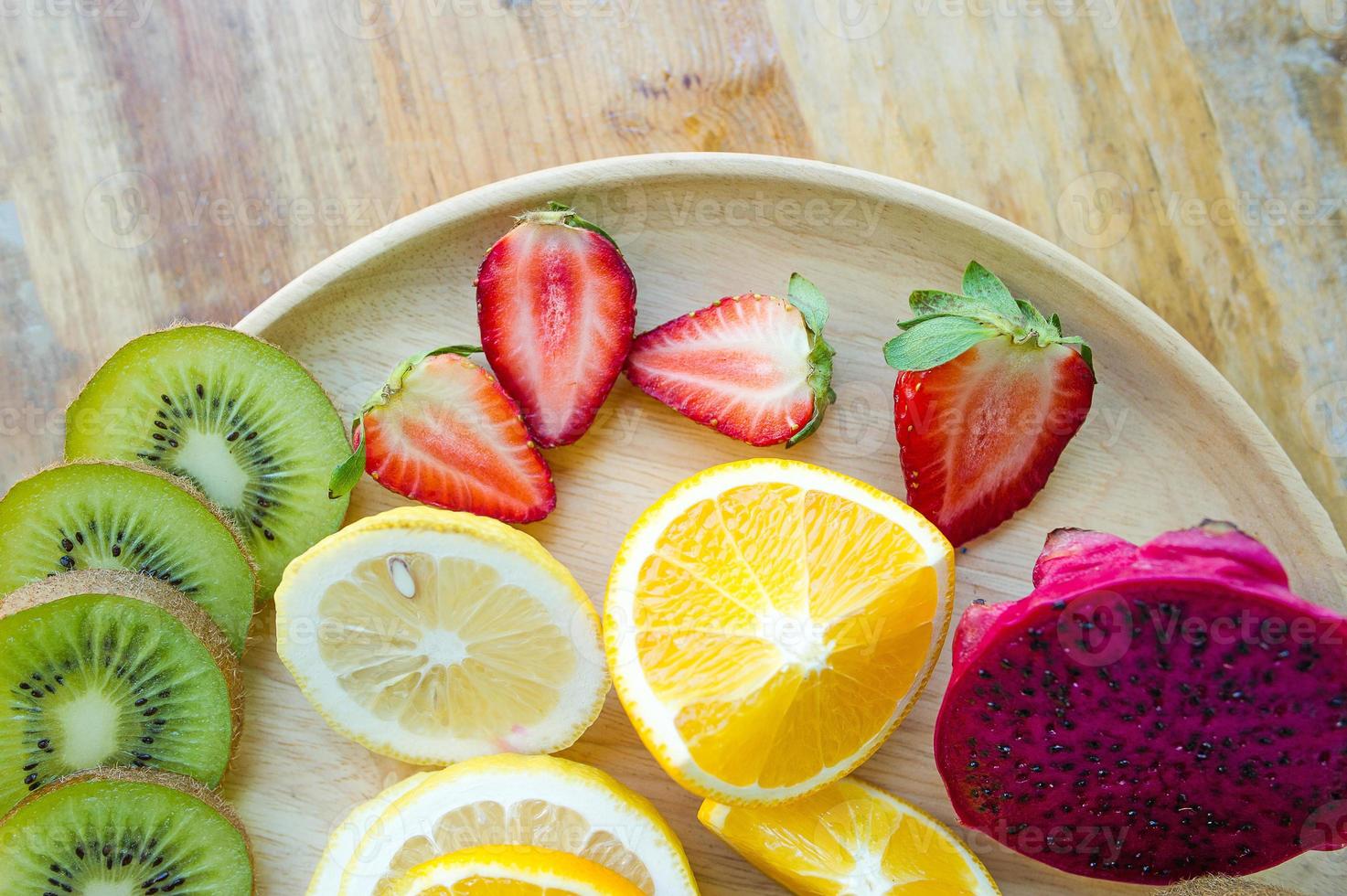 The fruits of health lover Healthy fruit And health care to eat healthy food. To the skin. The fruit is placed in a beautiful table, apple apricot photo