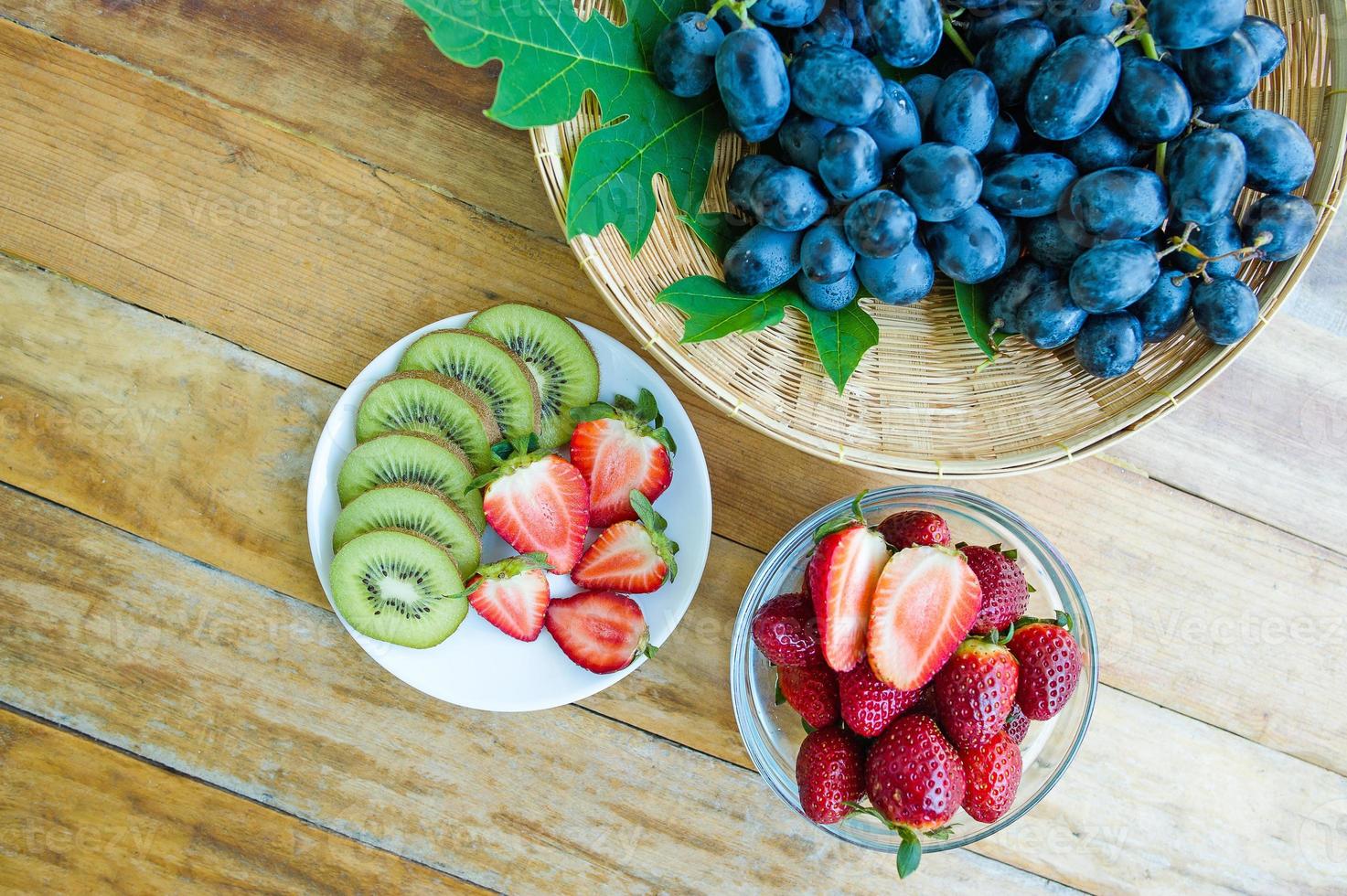 The fruits of health lover Healthy fruit And health care to eat healthy food. To the skin. The fruit is placed in a beautiful table, apple apricot photo