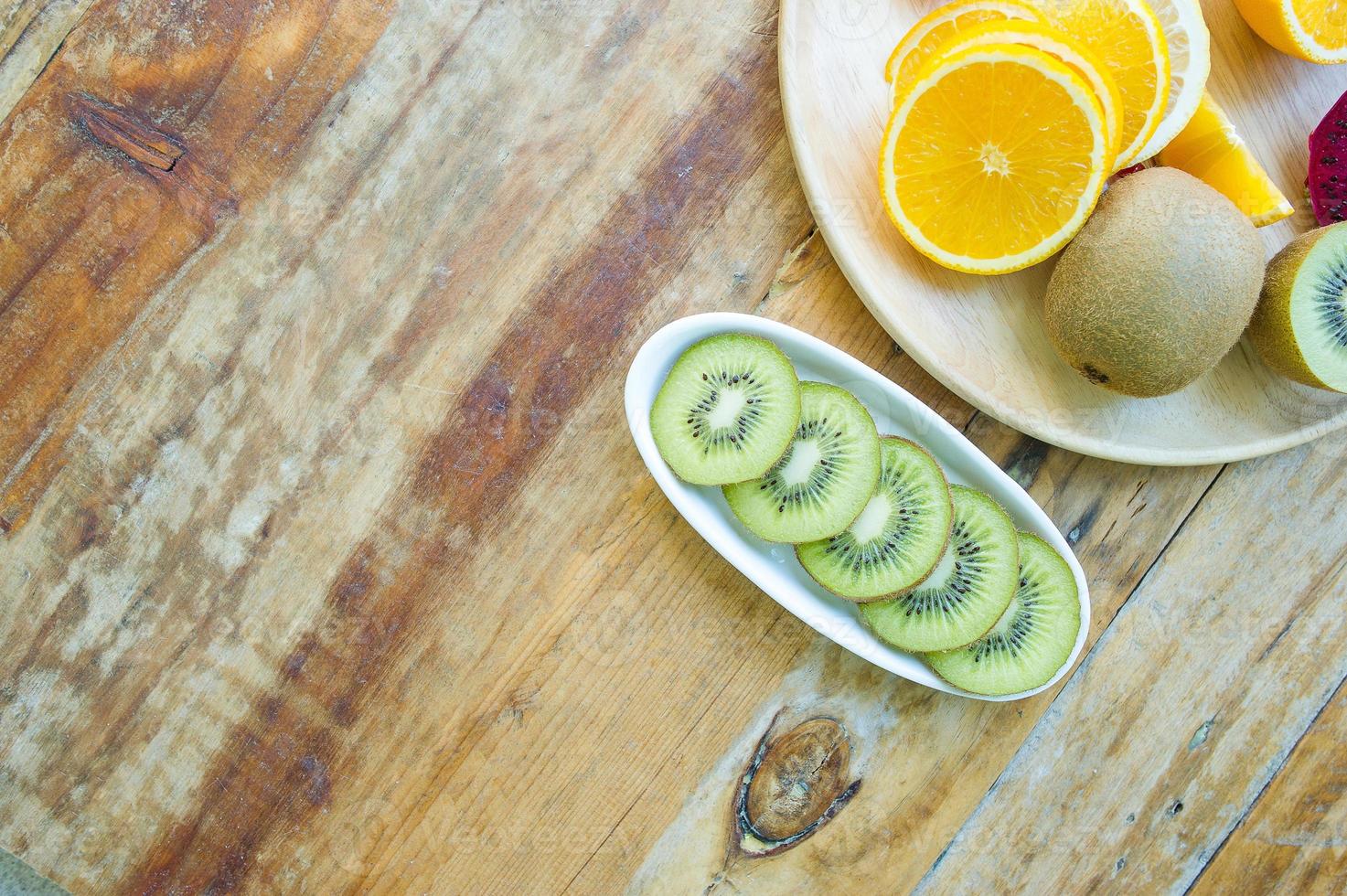 los frutos de la salud amante de la fruta sana y el cuidado de la salud para comer alimentos saludables. a la piel la fruta se coloca en una hermosa mesa, albaricoque de manzana foto