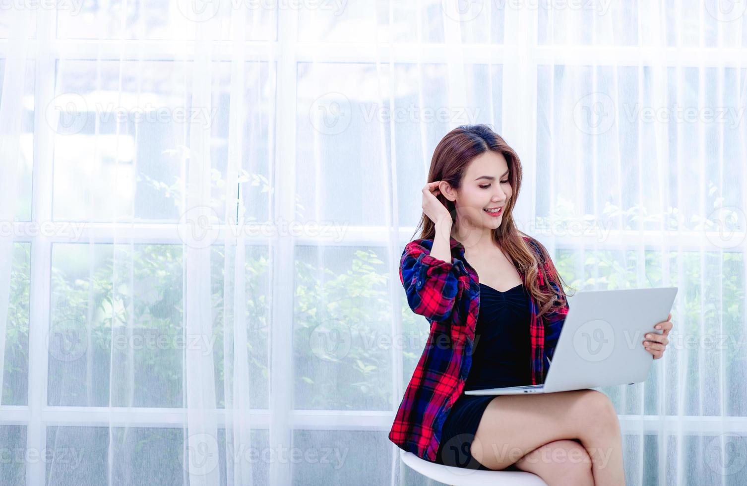 mujeres que trabajan en proyectos de arquitectos jóvenes. foto de una mujer que trabaja en un nuevo proyecto de inicio en un ático moderno. concepto de trabajo del diseñador de cuaderno de diseño general