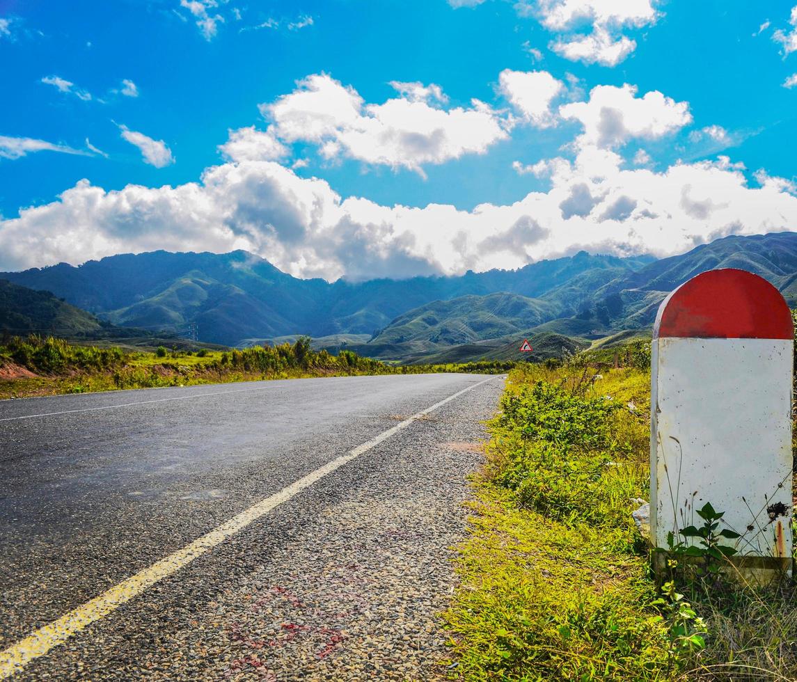 el hito al lado de la carretera con espacio para texto libre foto