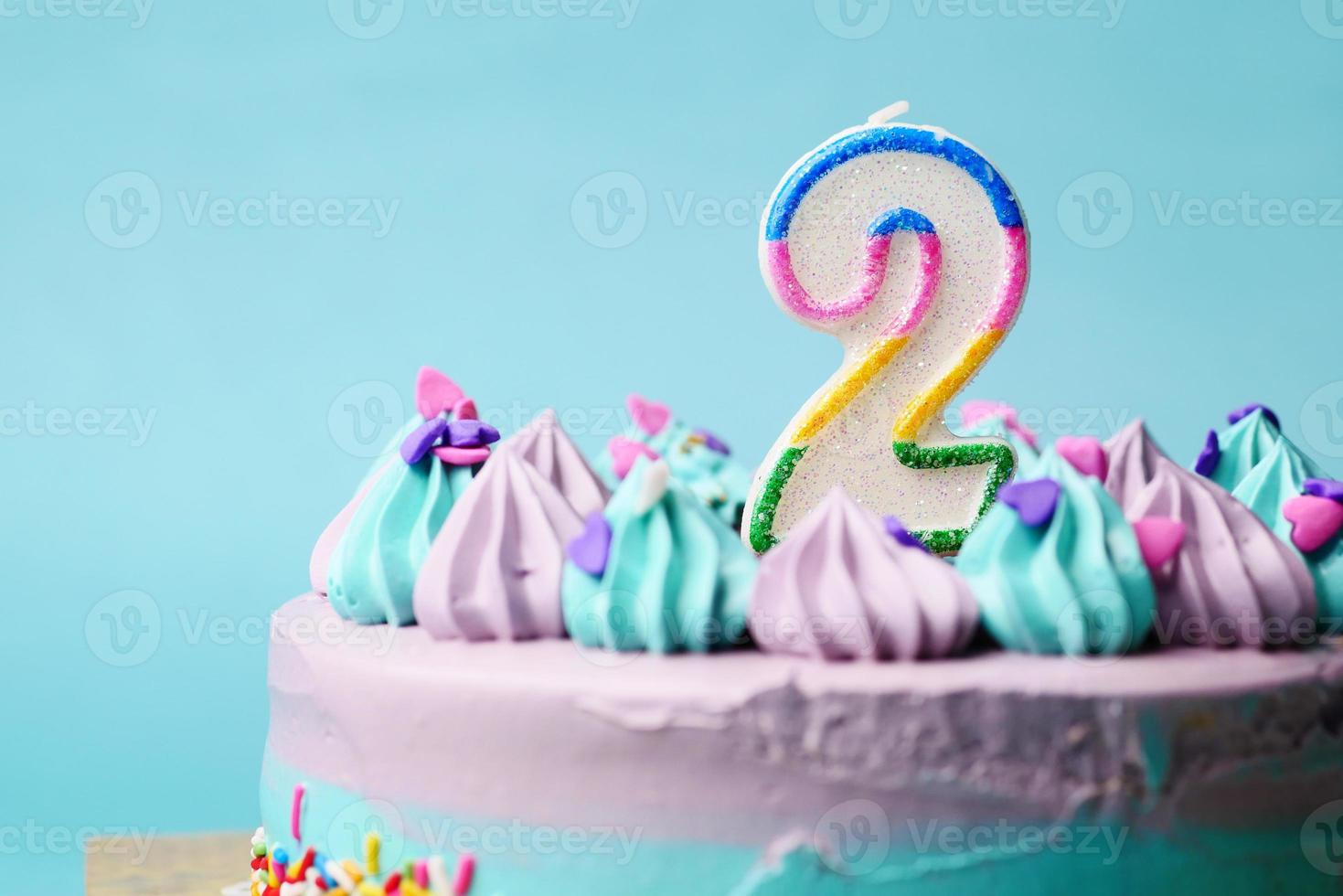 pastel de cumpleaños de color púrpura y verde sobre fondo de color foto