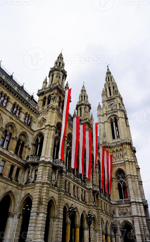 ayuntamiento de estilo gótico histórico vertical en viena austria, europa foto