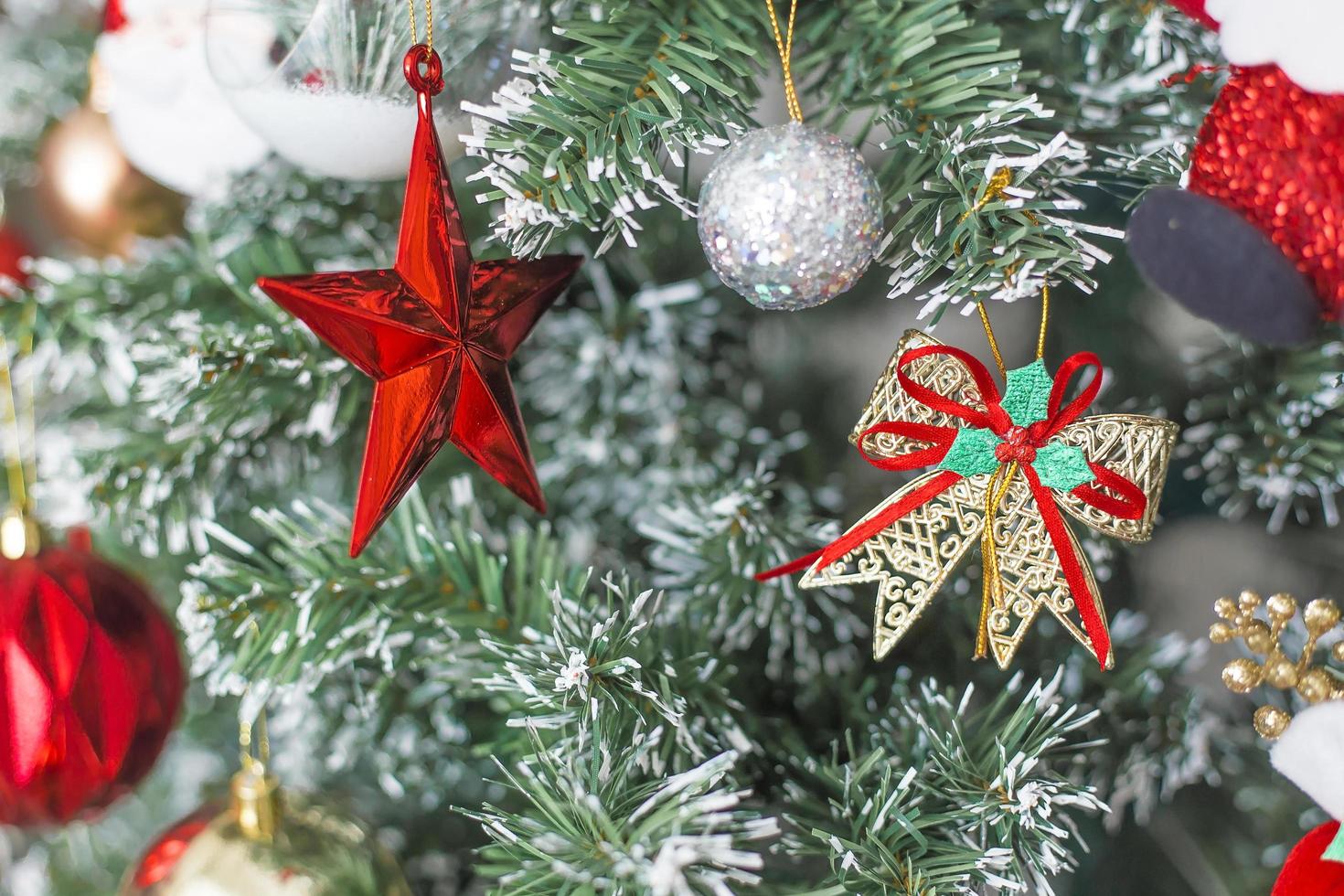 abeto o rama verde decorada con colores rojo, dorado y plateado como fondo de navidad o año nuevo. foto