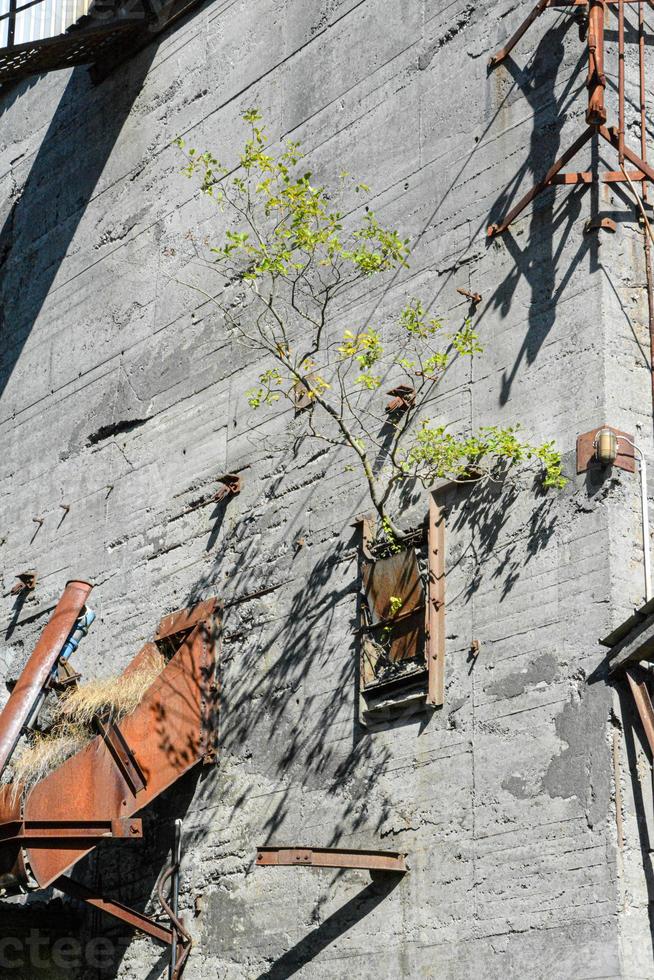 parte de un viejo edificio industrial podrido foto