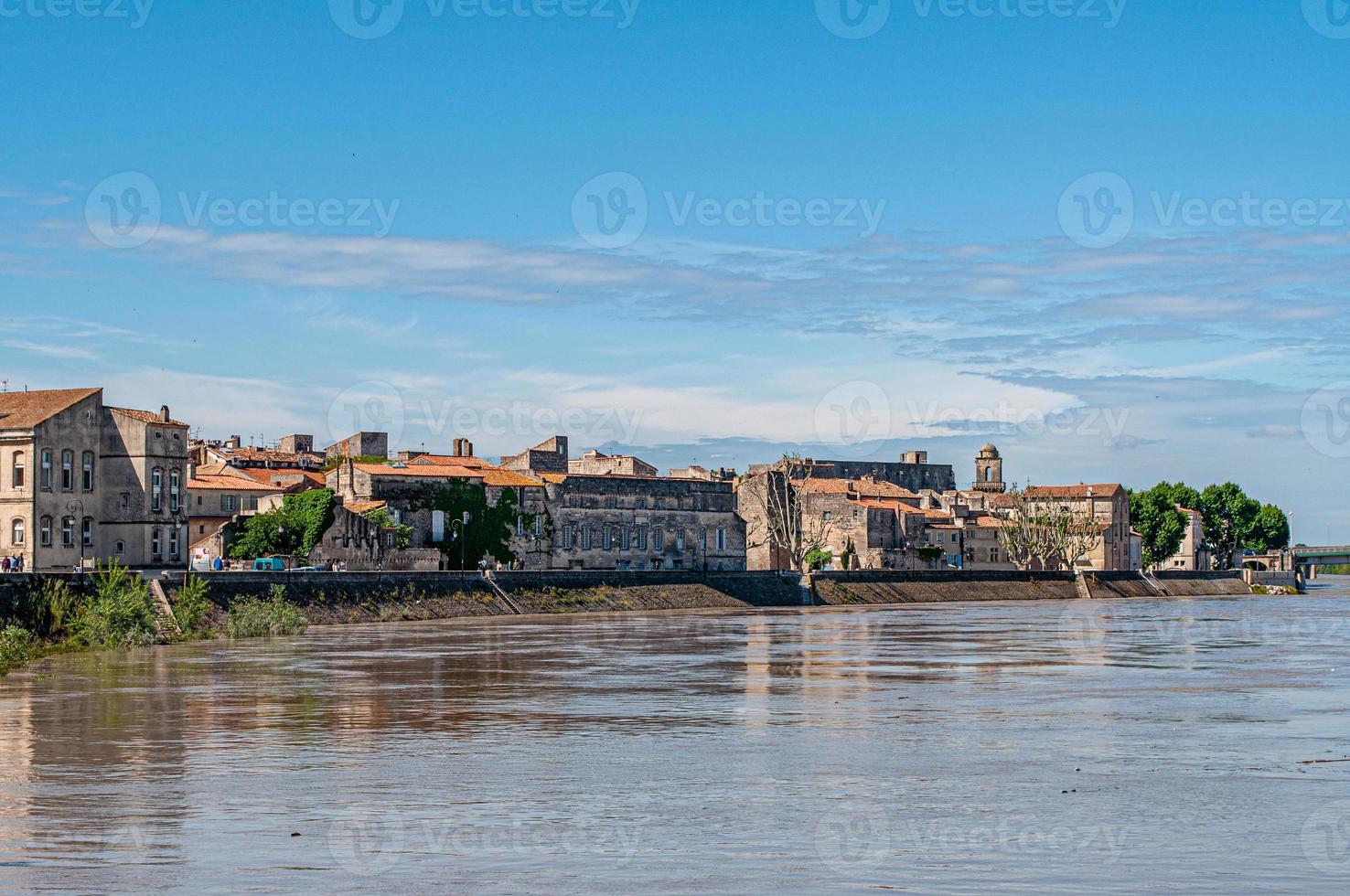 edificios junto a un río bajo el cielo nublado foto