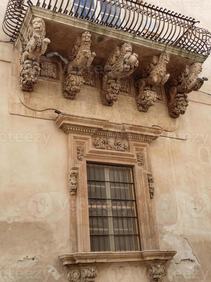 vista de la fachada de una casa antigua en Italia en verano foto