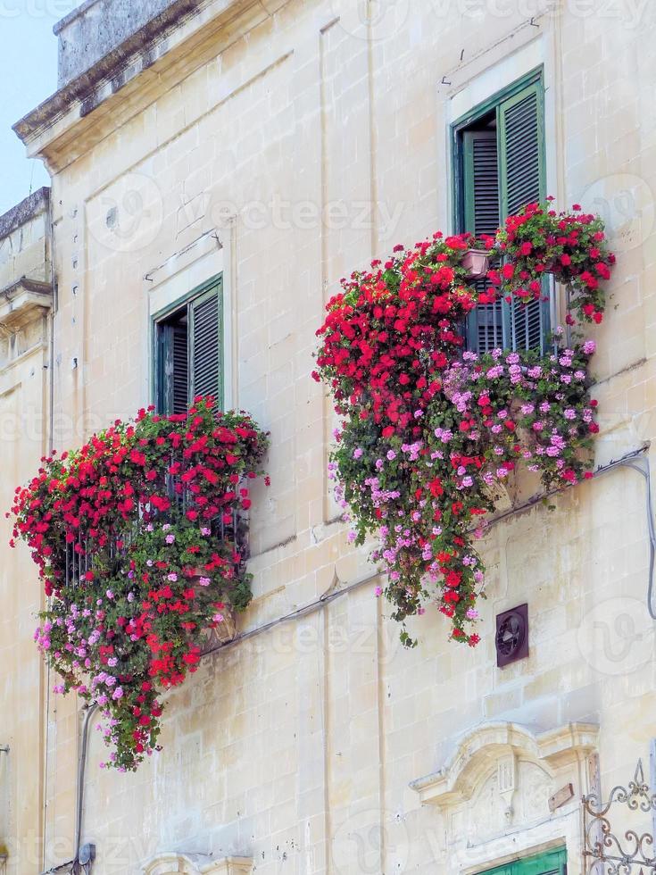 vista de la fachada de una casa antigua en Italia en verano foto