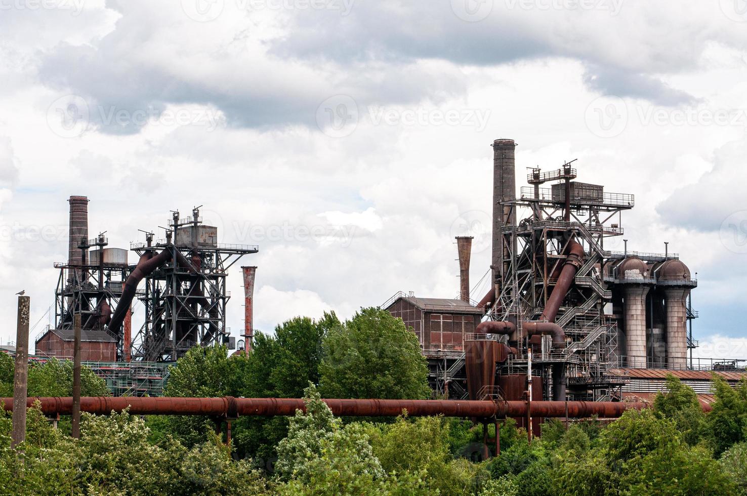 un viejo edificio industrial desolado foto