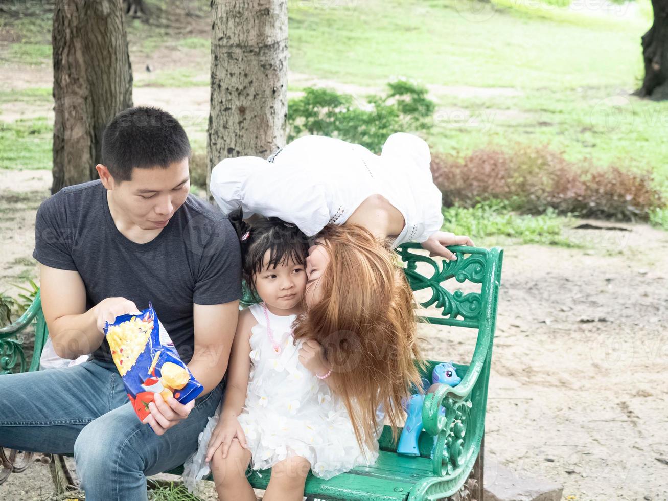 al aire libre naturaleza parque verde camino público fiesta familia padre madre padre bebé niño niño retrato belleza abrazo doblar amor picnic gracioso disfrutar estilo de vida feliz San Valentín romance boda juntos foto