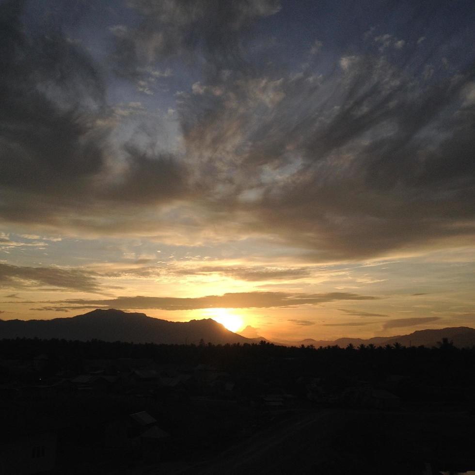 hermosa vista del paisaje con amanecer foto