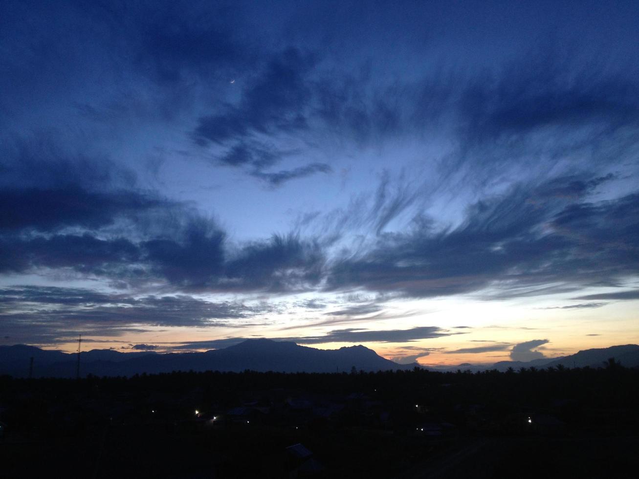 hermosa vista del paisaje con amanecer foto