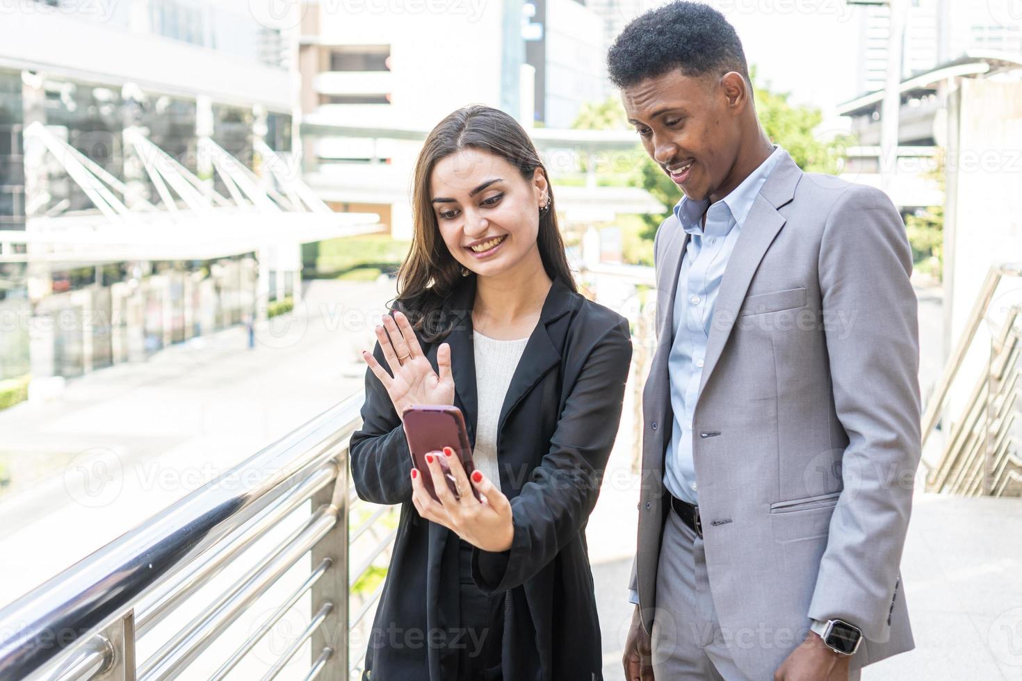 gente de negocios que usa un teléfono inteligente para selfie. gente de negocios de diversidad interracial feliz con smartphone tomando selfie o videollamada. gente de negocios exitosa tomando un selfie feliz foto