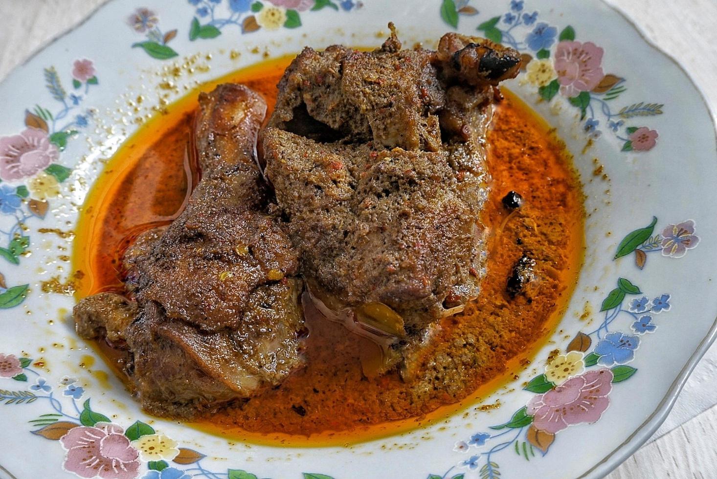 carne de ternera indonesia rendang servida en plato foto
