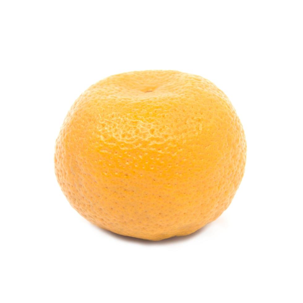 Naranja madura aislado sobre fondo blanco. foto
