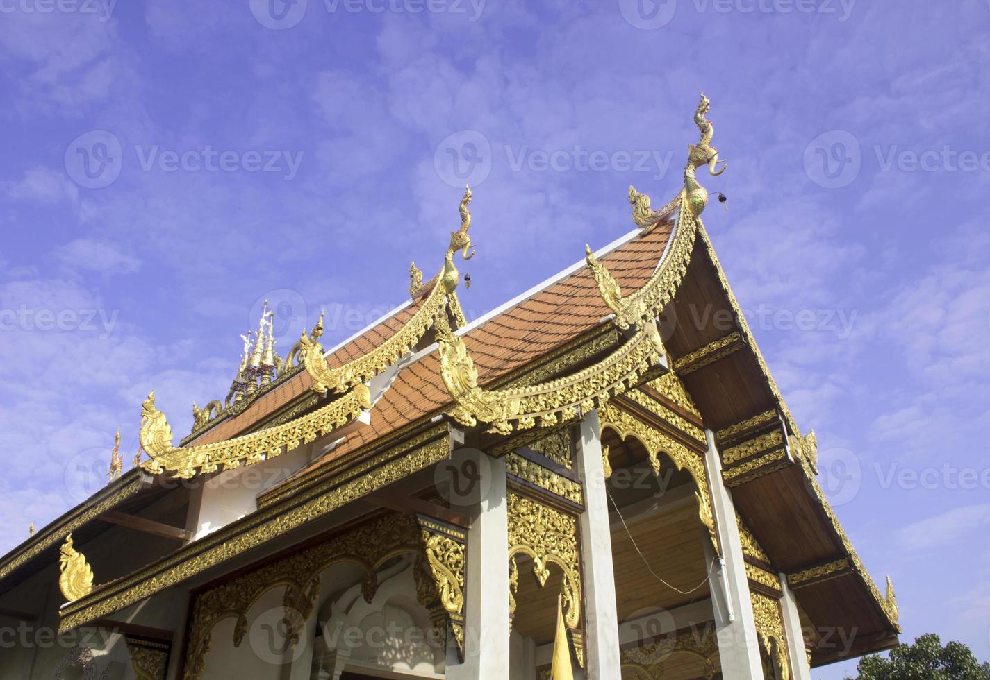 el frontón del templo, tailandia, este es un templo budista. foto