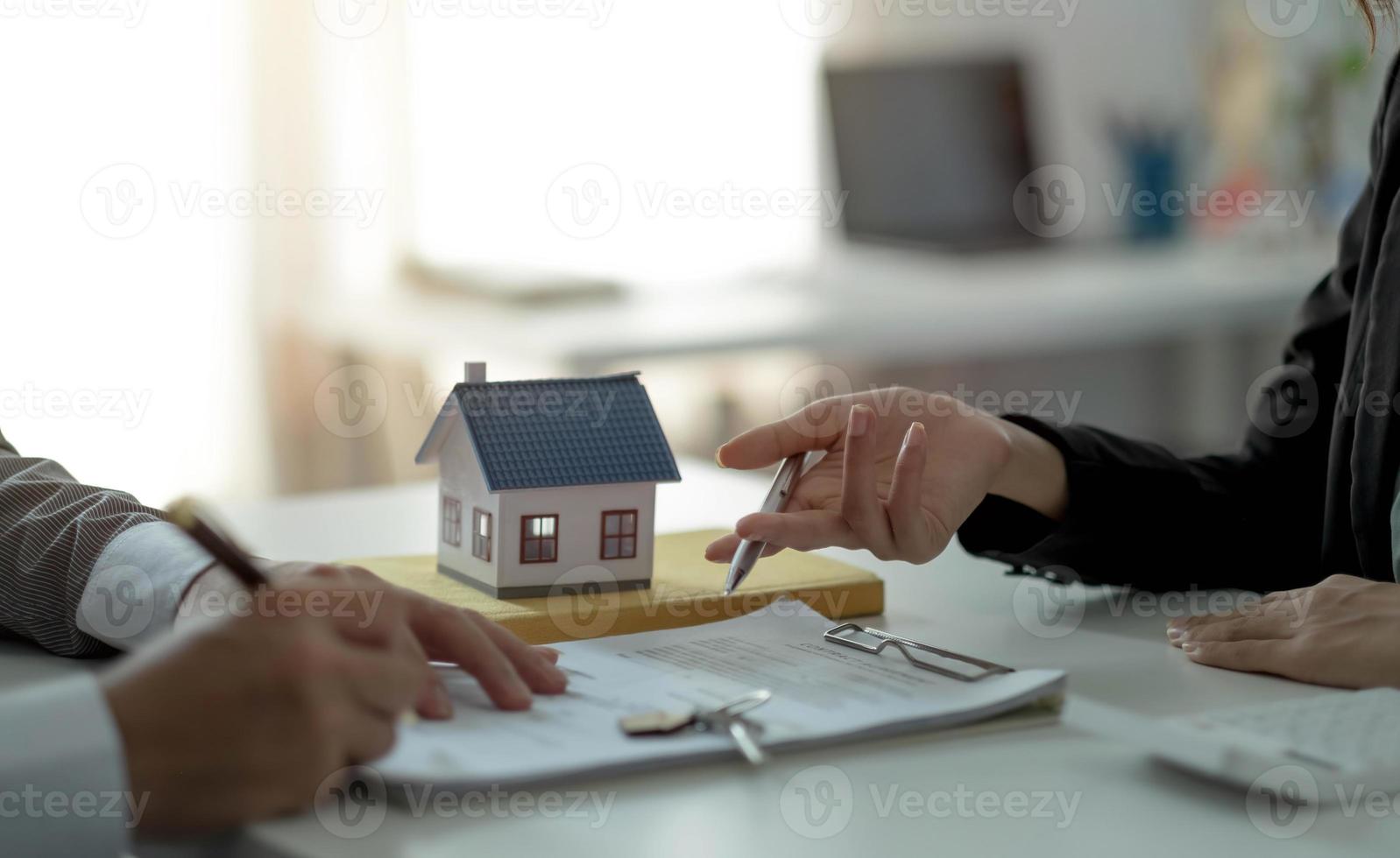 agente inmobiliario o gerente de ventas ha propuesto términos y condiciones a los clientes que firman contratos de compra de vivienda con seguro, acuerdo para firmar el concepto de contrato de compra. foto