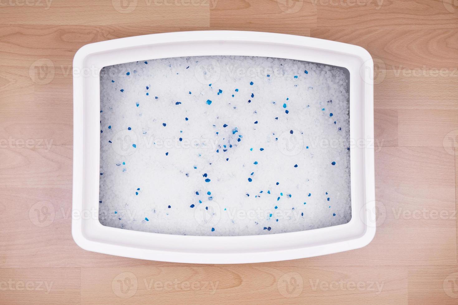 cat litter box with silicate litter photo