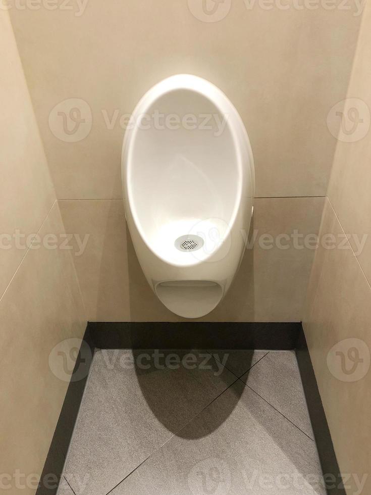 urinario en el baño de caballeros o en el baño de hombres foto
