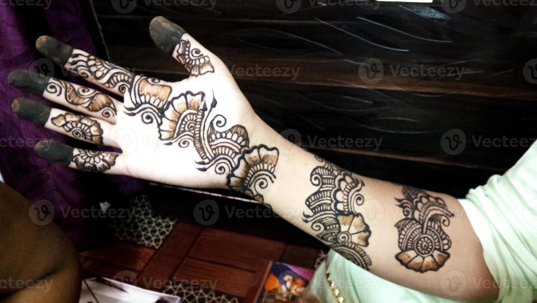 Popular Mehndi Designs for Hands or Hands painted with Mehandi Indian ...