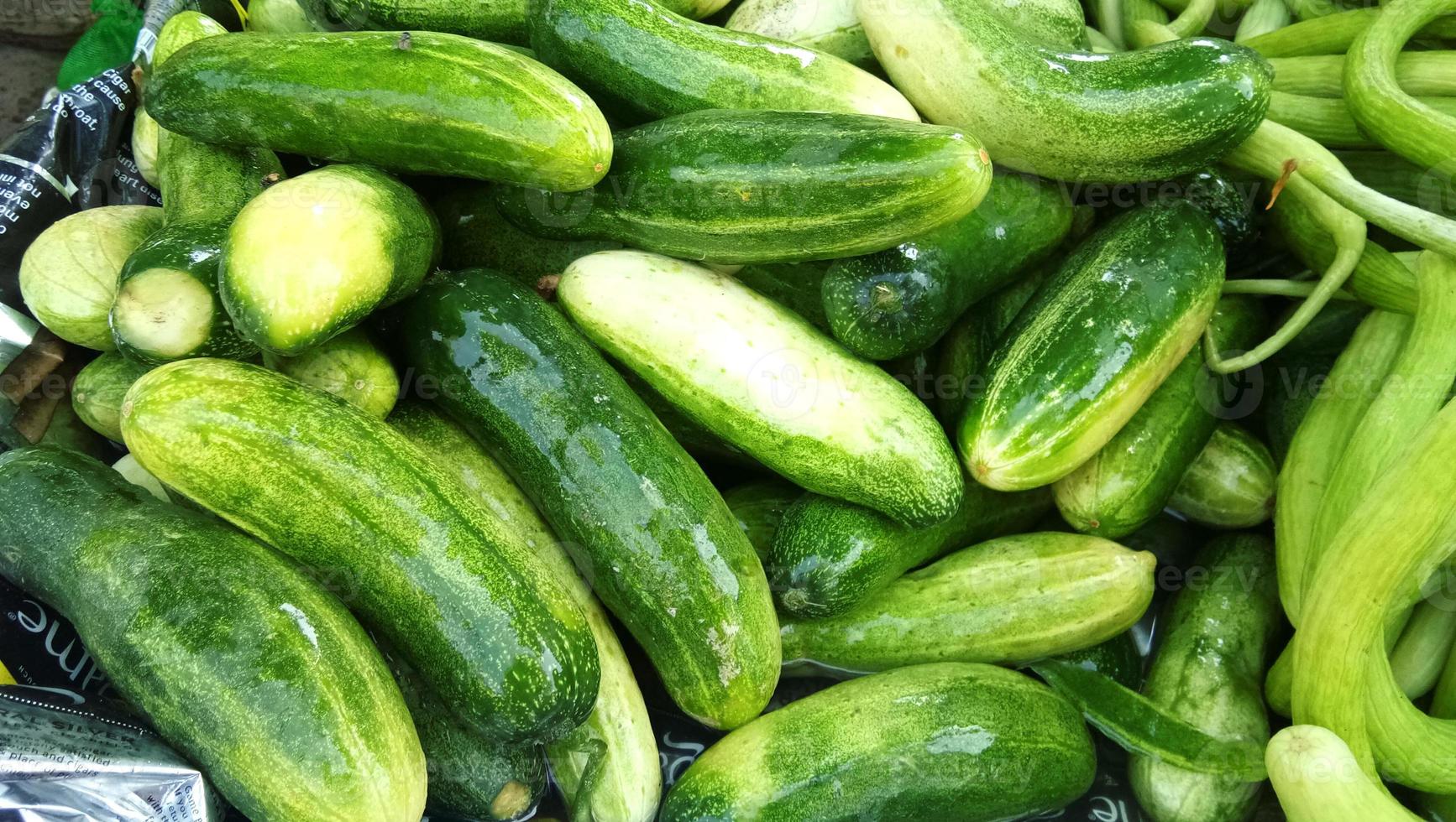 pepino orgánico que se vende en el mercado tradicional foto