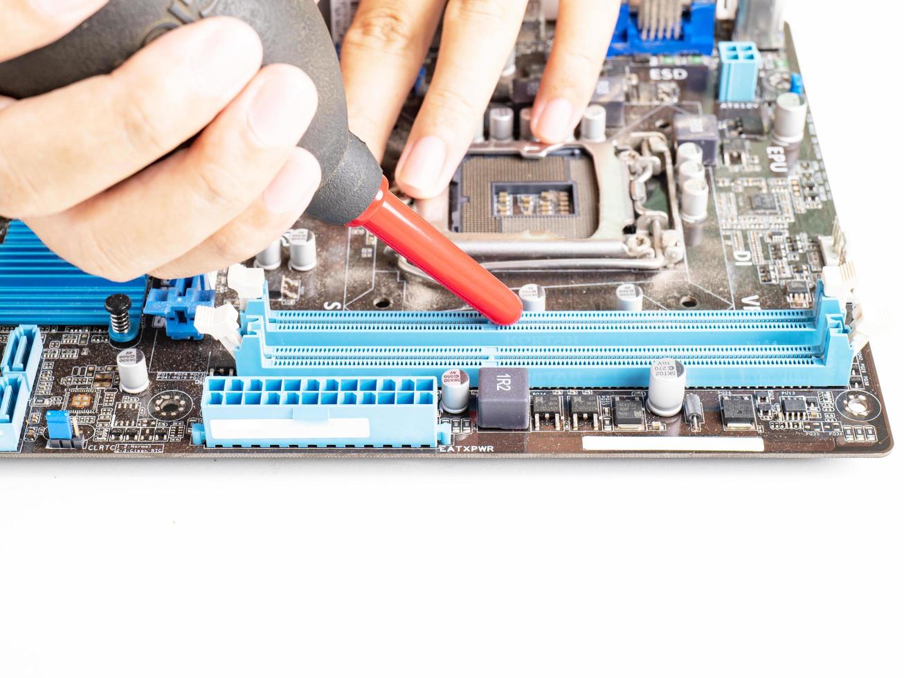 Use a black blower with a red nozzle to squeeze the air blower to clean the RAM slots on the computer motherboard because there is a lot of dust. The work of the computer may not be effective. photo