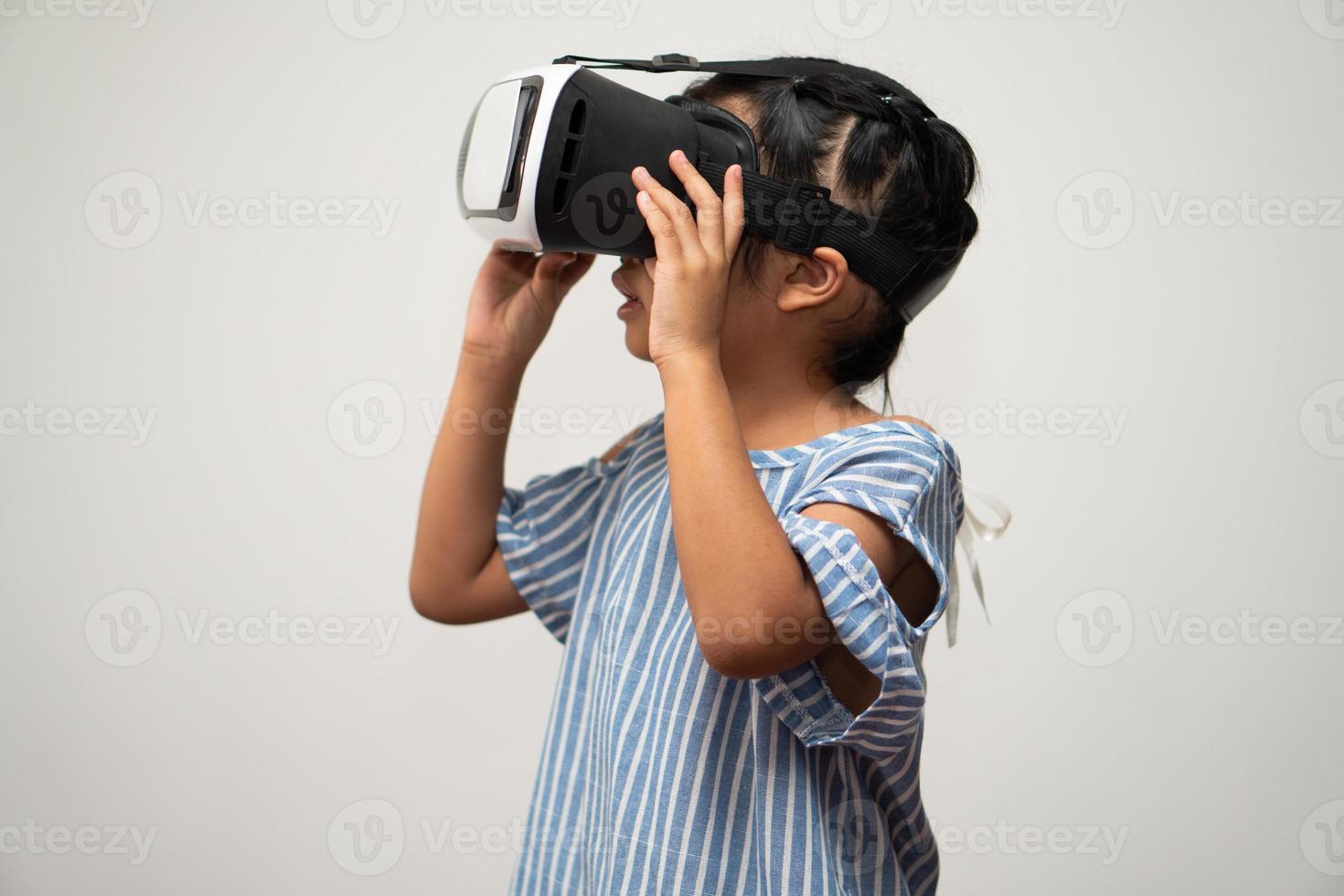la pequeña niña asiática con casco de realidad virtual es emocionante para nuevas experiencias. concepto de tecnología de gadgets 3d y juegos de gadgets del mundo virtual y educación en línea en el futuro foto