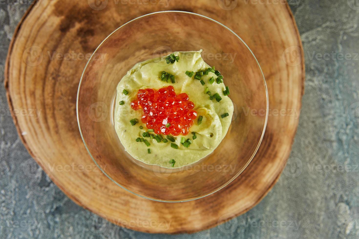 mousse de aguacate con jengibre y caviar rojo. exquisita comida francesa foto