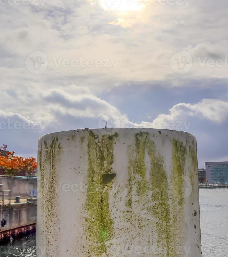 Diferentes bolardos e instalaciones técnicas de tráfico de buques en un puerto foto