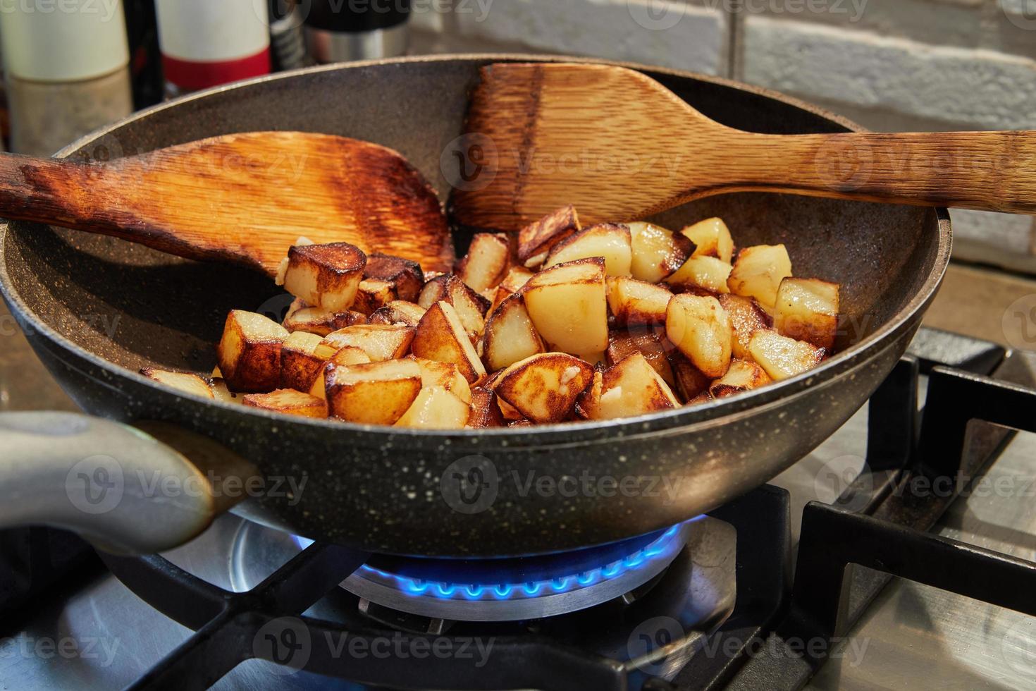 sartén con patatas fritas en estufa de gas. receta paso a paso foto