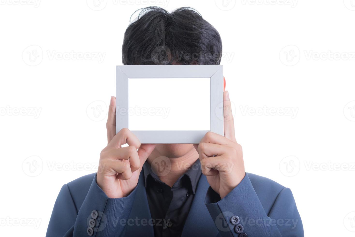 un hombre de negocios asiático con traje azul mostró un marco de fotos en blanco en sus manos.