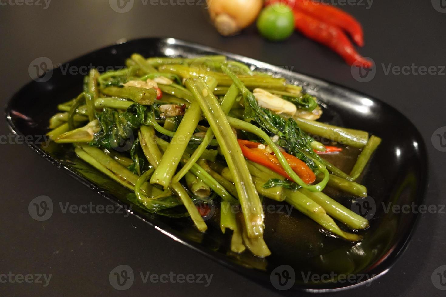 Revuelva la gloria de la mañana china frita o espinacas de agua - estilo de comida asiática foto