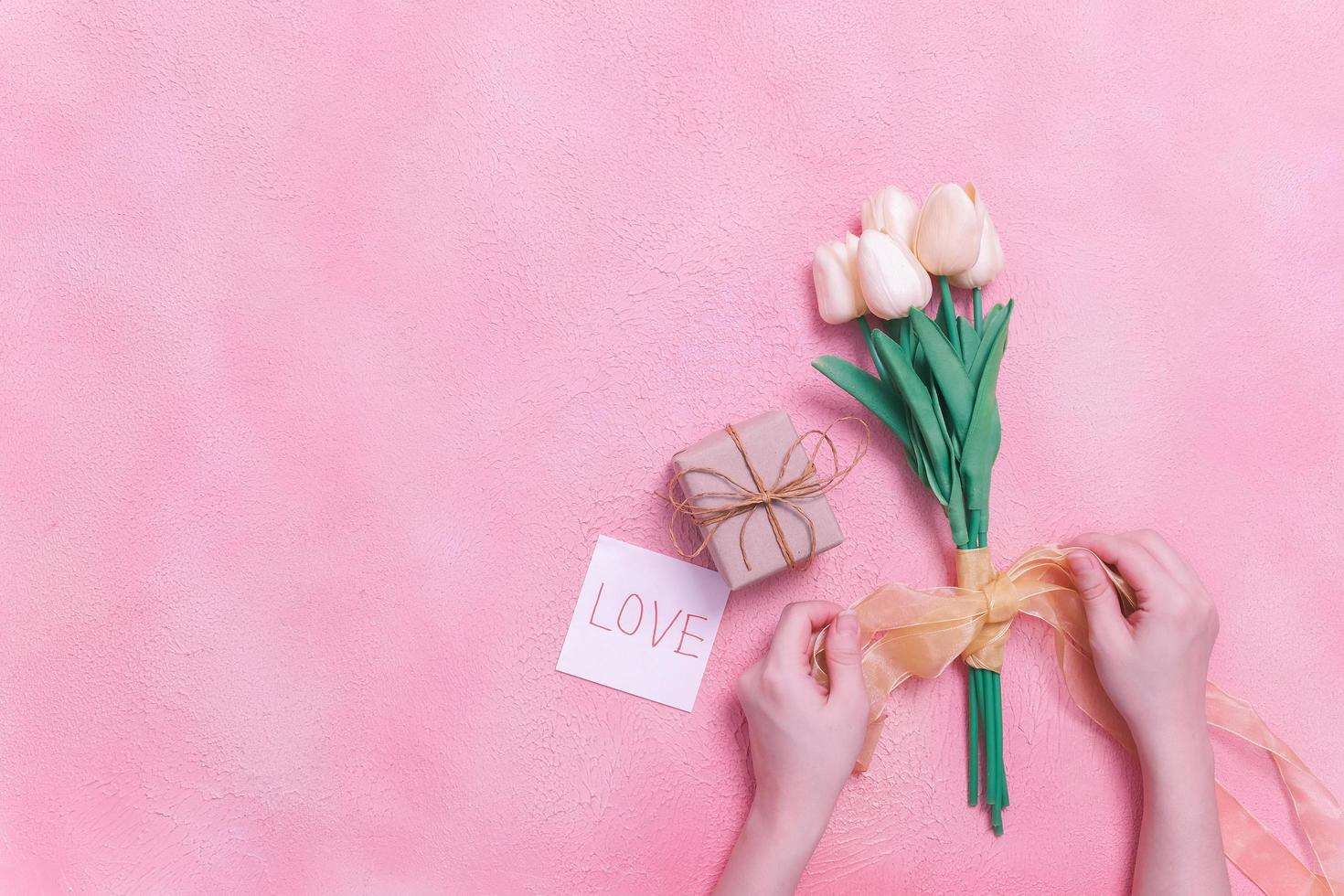 mensaje de amor, caja de regalo con hermosas flores, concepto de día de san valentín y concepto de citas, copyspace, topview. foto