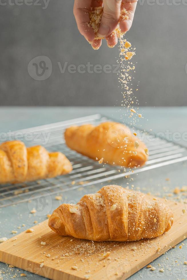 croissants recién horneados en placa de madera. croissants franceses y americanos y pasteles horneados se disfrutan en todo el mundo. foto