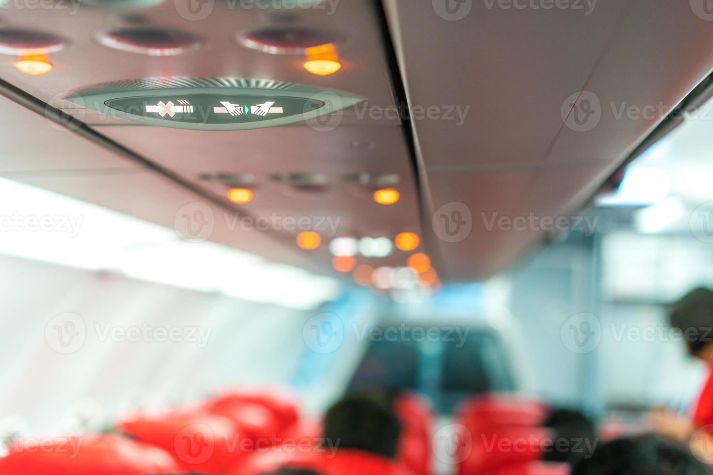 lámpara del panel de la consola del avión de primer plano, luz, botón de ayuda necesaria, aire acondicionado, cinturón de seguridad y señal de iluminación de no fumar. foto