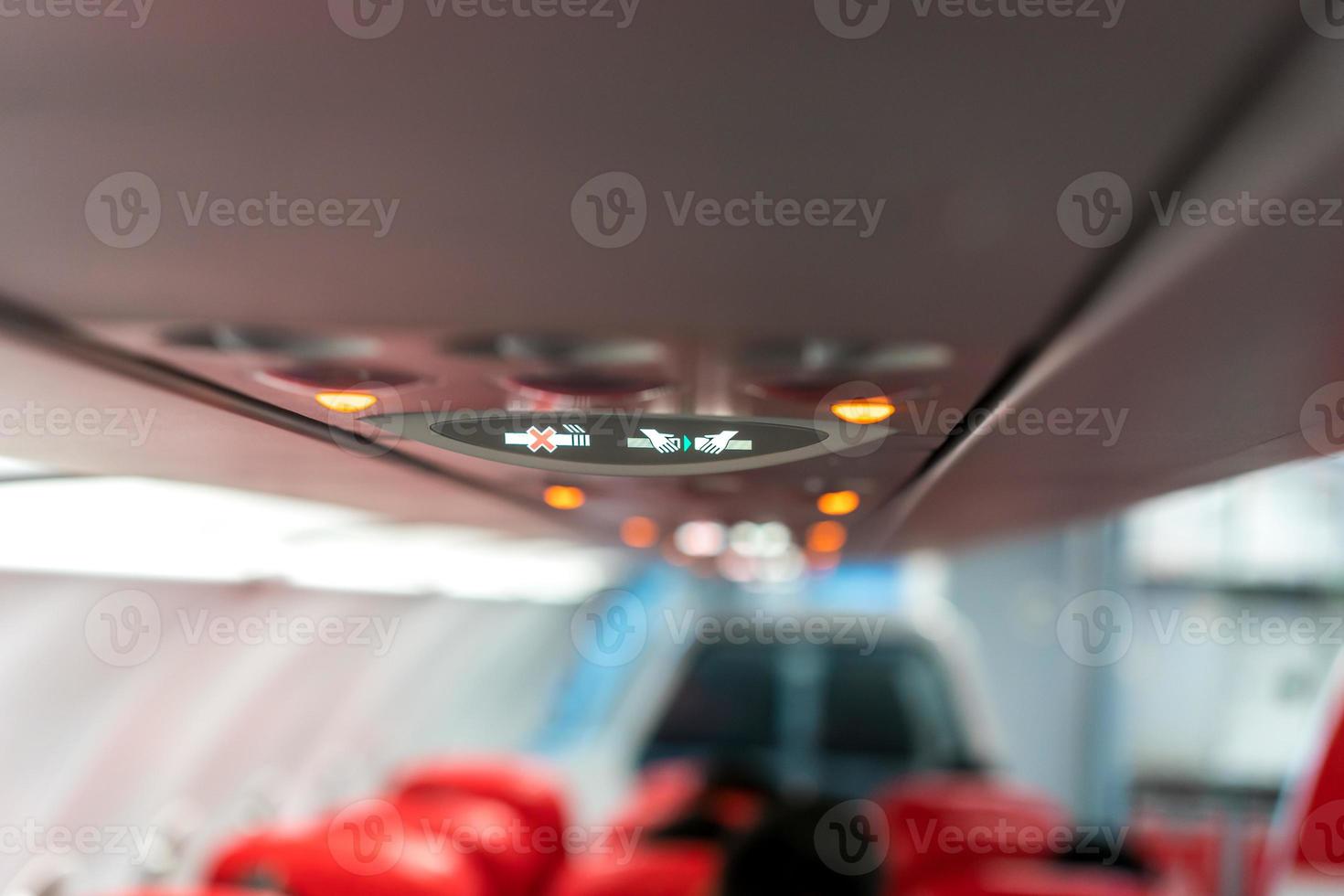 lámpara del panel de la consola del avión de primer plano, luz, botón de ayuda necesaria, aire acondicionado, cinturón de seguridad y señal de iluminación de no fumar. foto