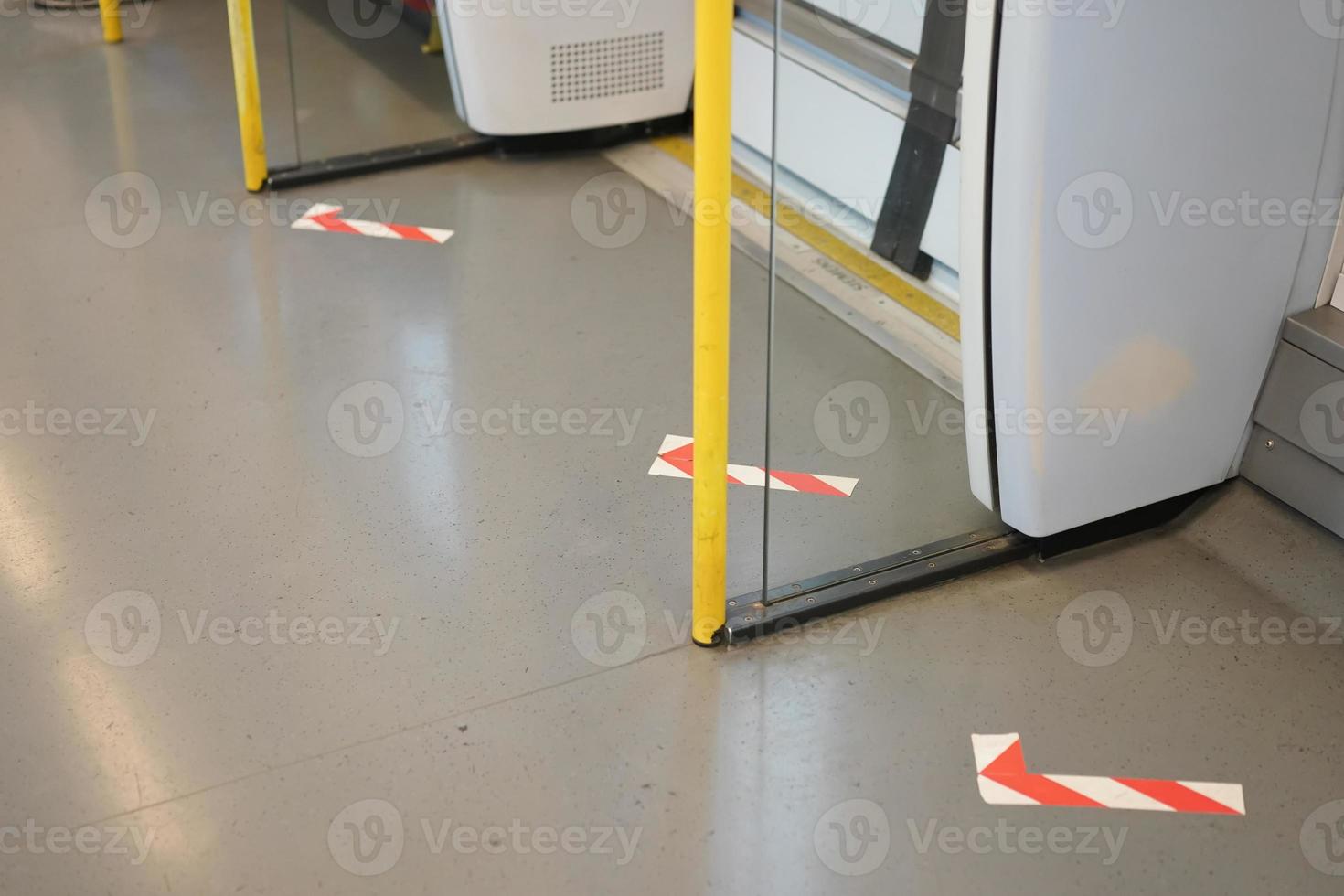 las cintas de marcado están marcadas para corregir el símbolo del signo en el suelo para el distanciamiento social en el enlace ferroviario del aeropuerto, bangkok, tailandia. foto