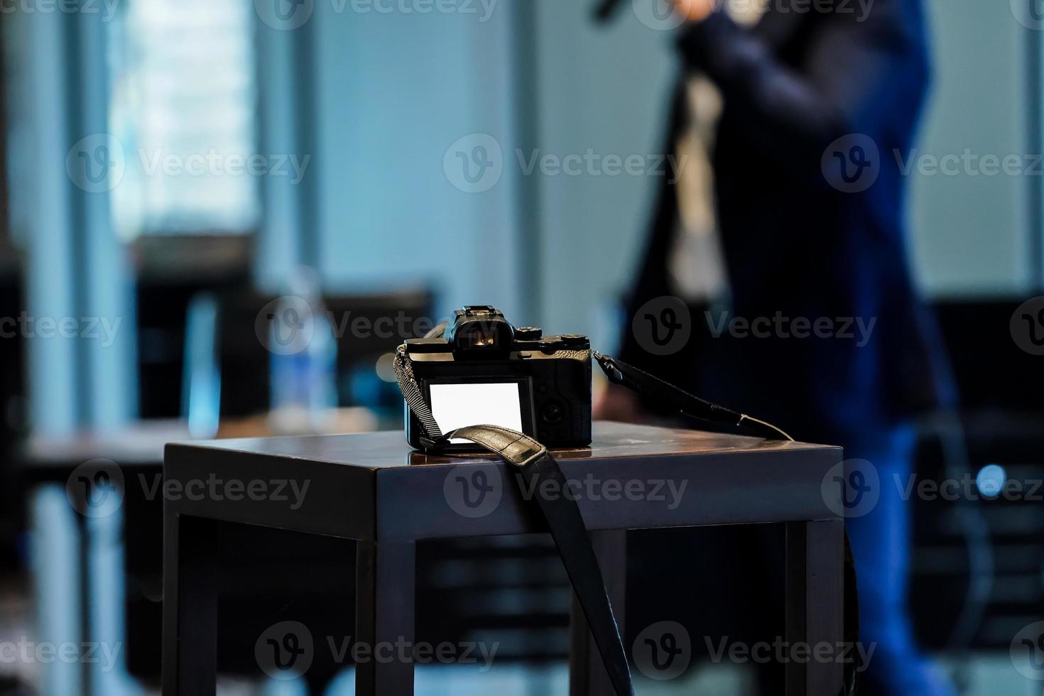 Grabador de video amateur y no profesional estático para grabar al orador en un pequeño seminario en la sala de conferencias. foto