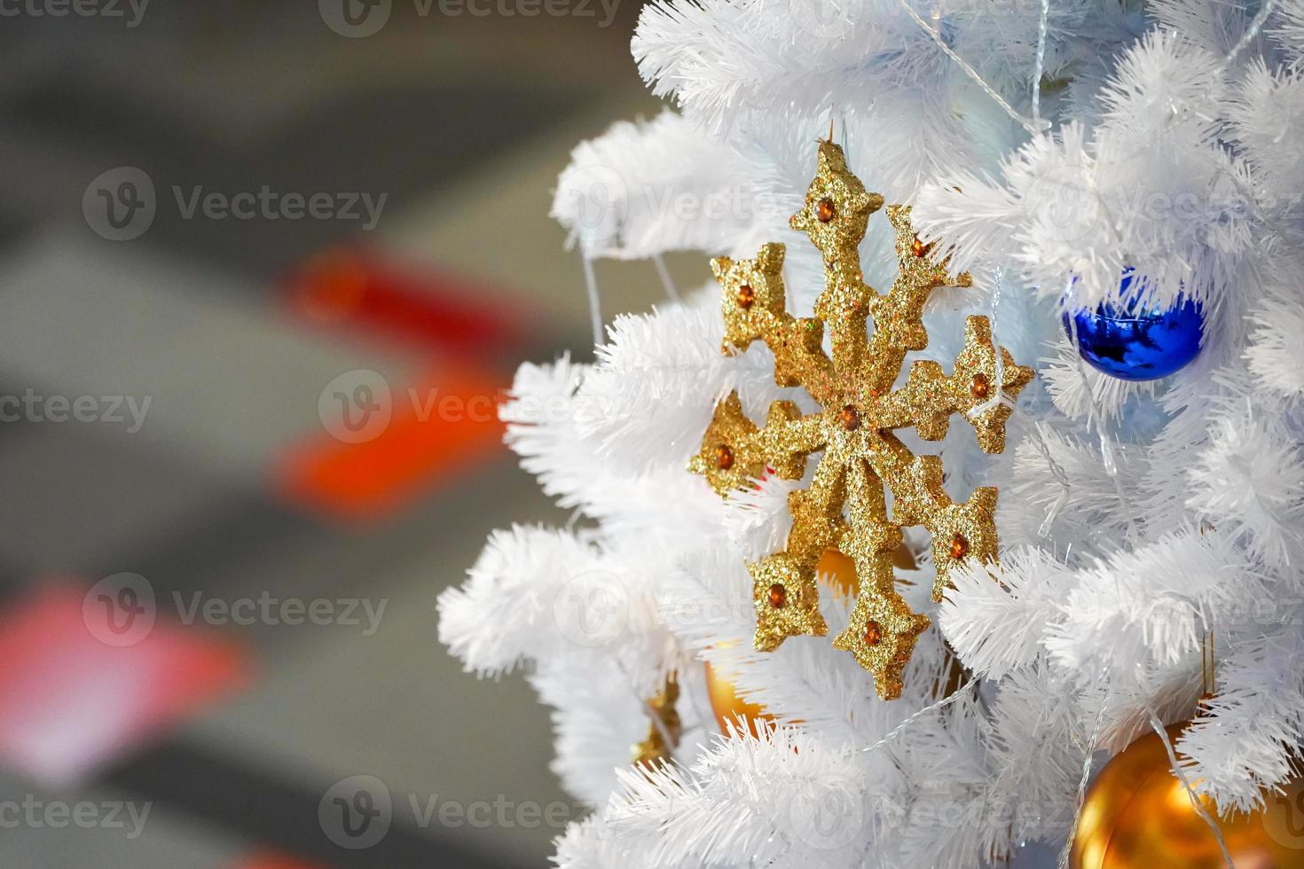 árbol de navidad de color blanco y verde y decoración de año nuevo en los grandes almacenes. foto