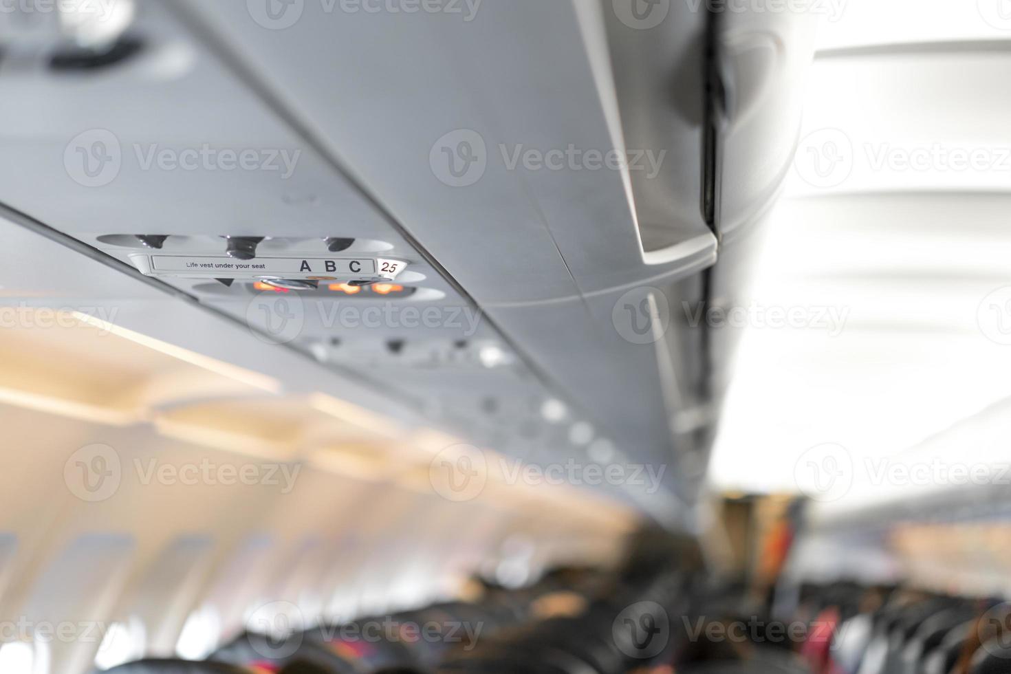 lámpara del panel de la consola del avión de primer plano, luz, botón de ayuda necesaria, aire acondicionado, cinturón de seguridad y señal de iluminación de no fumar. foto