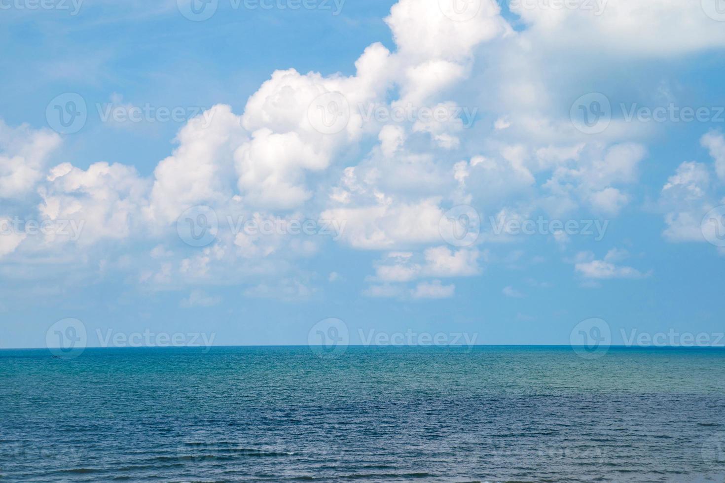 día de cielo abierto en la vista del paisaje marino con la hermosa nube en el nivel de pendiente. foto