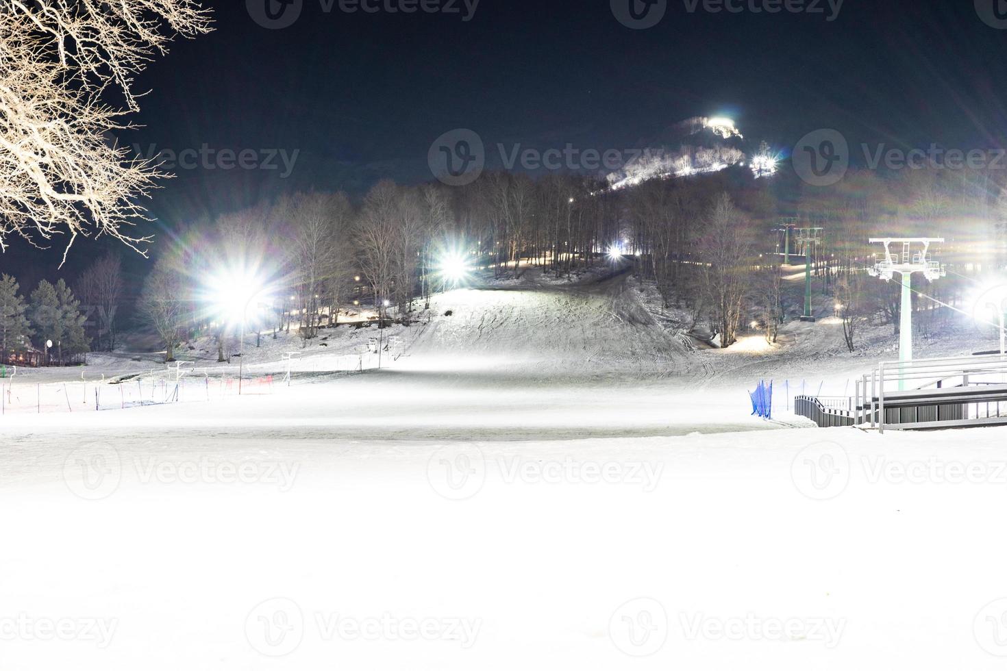 vista nocturna de las pistas de esquí en bakuriani foto