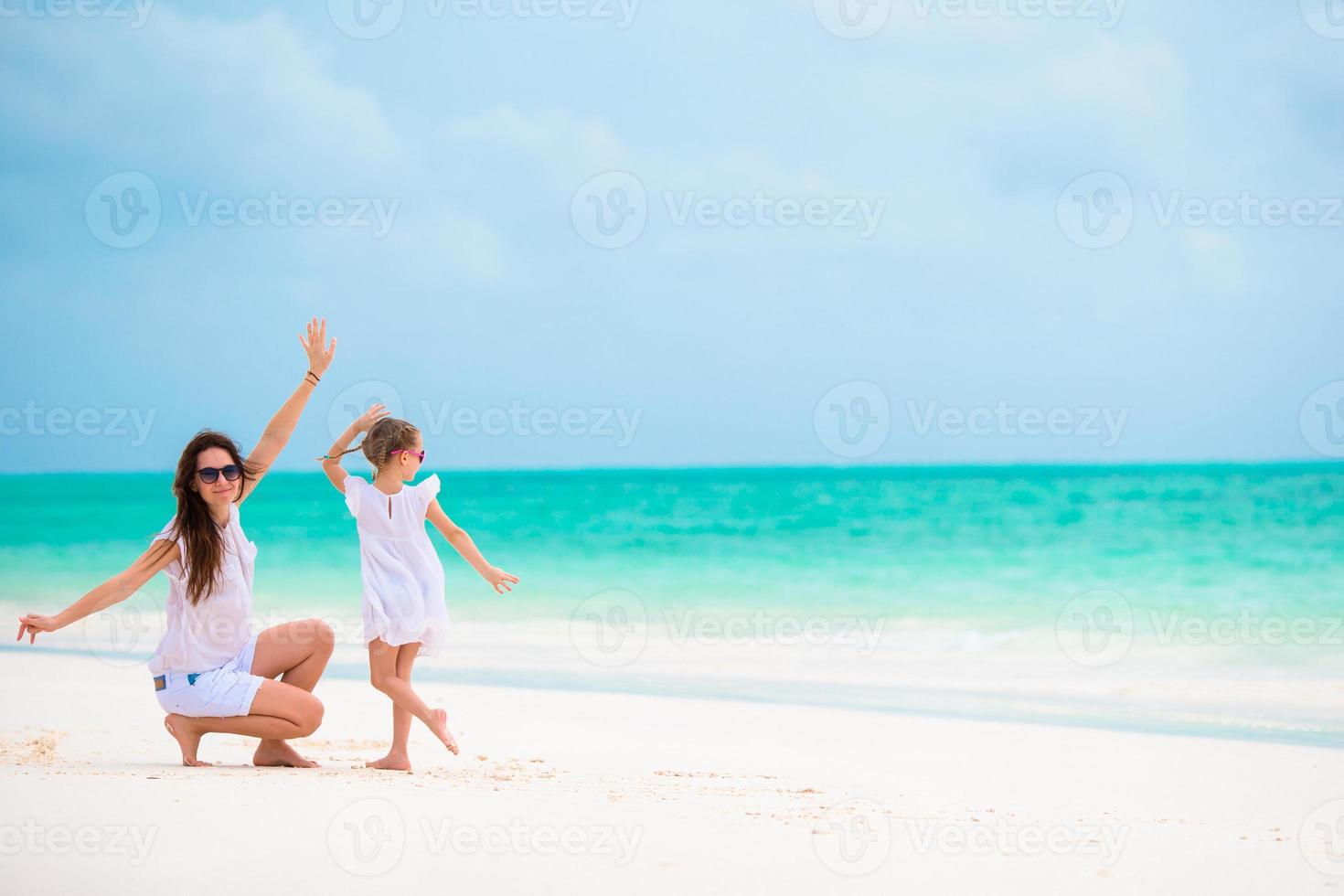 madre e hija disfrutando en la playa tropical foto