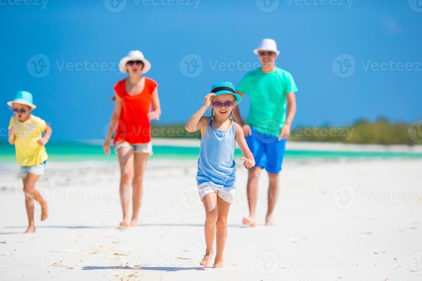 familia joven de vacaciones foto