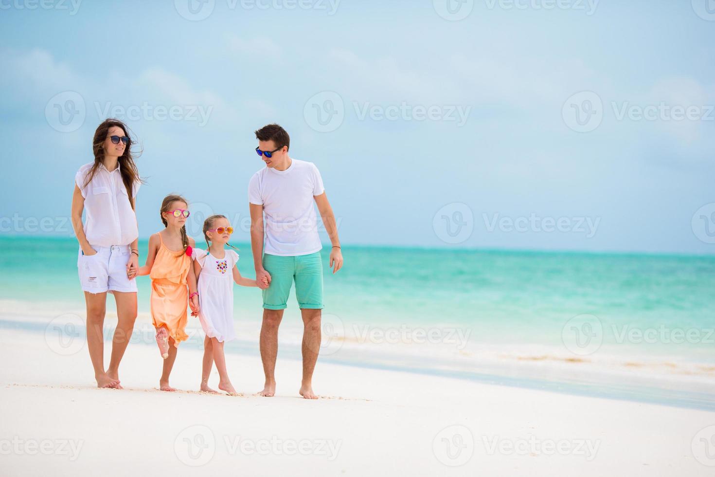 familia joven de vacaciones foto