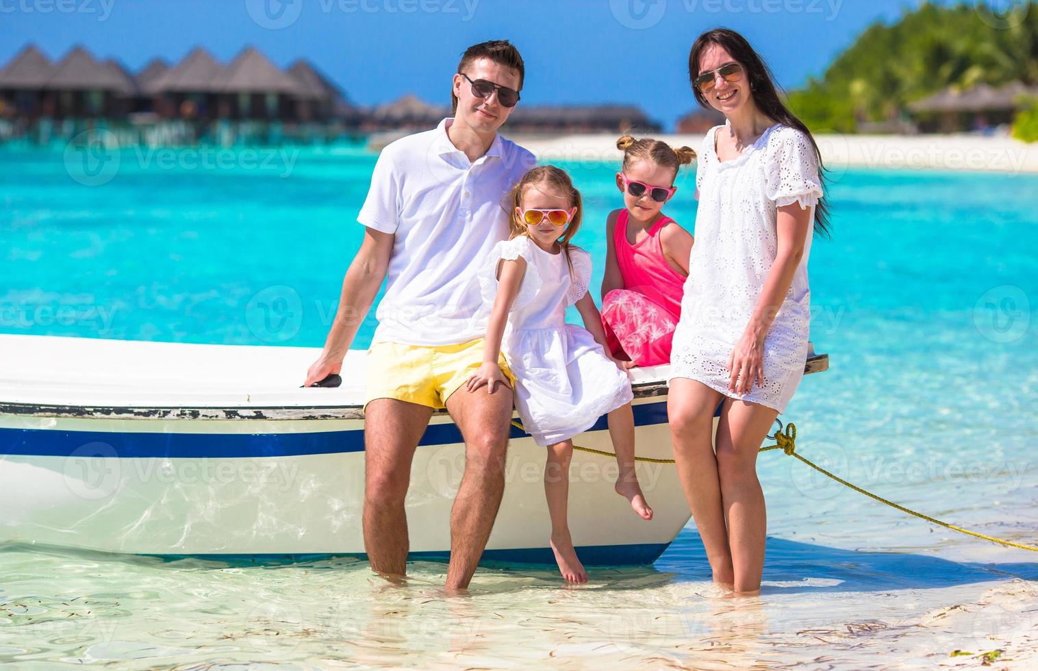 familia joven en playa blanca durante las vacaciones de verano 7294402 Foto de stock en Vecteezy