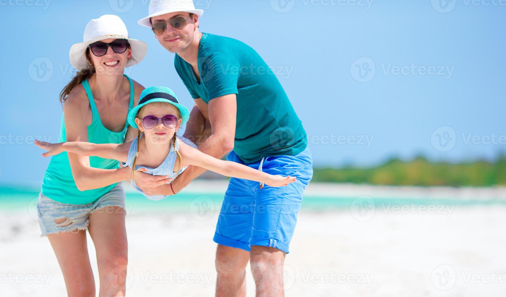 hermoso paisaje de playa tropical con la familia disfrutando de las vacaciones de verano foto